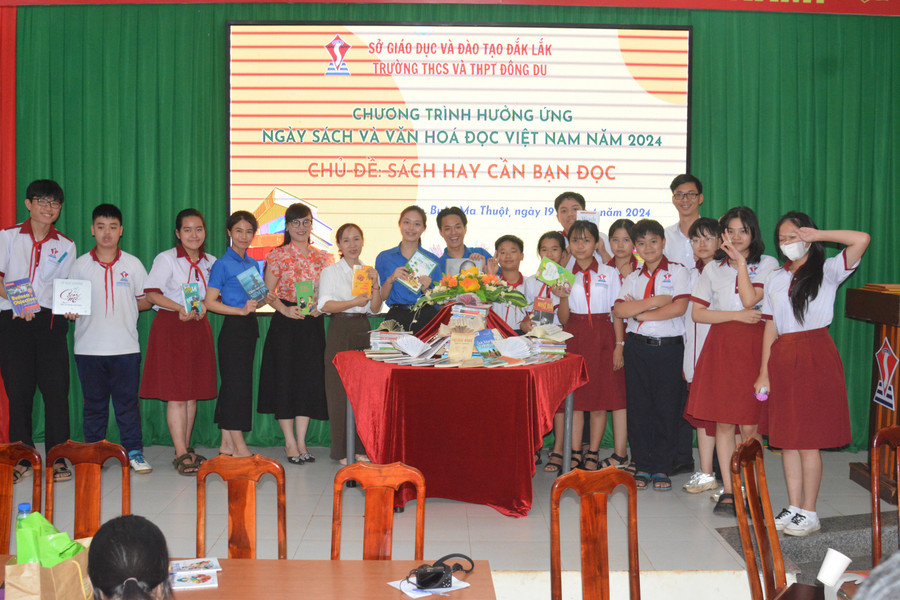 Học sinh Trường THCS & THPT Đông Du trong một hoạt động ngoại khóa. (Ảnh: ĐD) Học sinh Trường THCS & THPT Đông Du trong một hoạt động ngoại khóa. (Ảnh: ĐD)