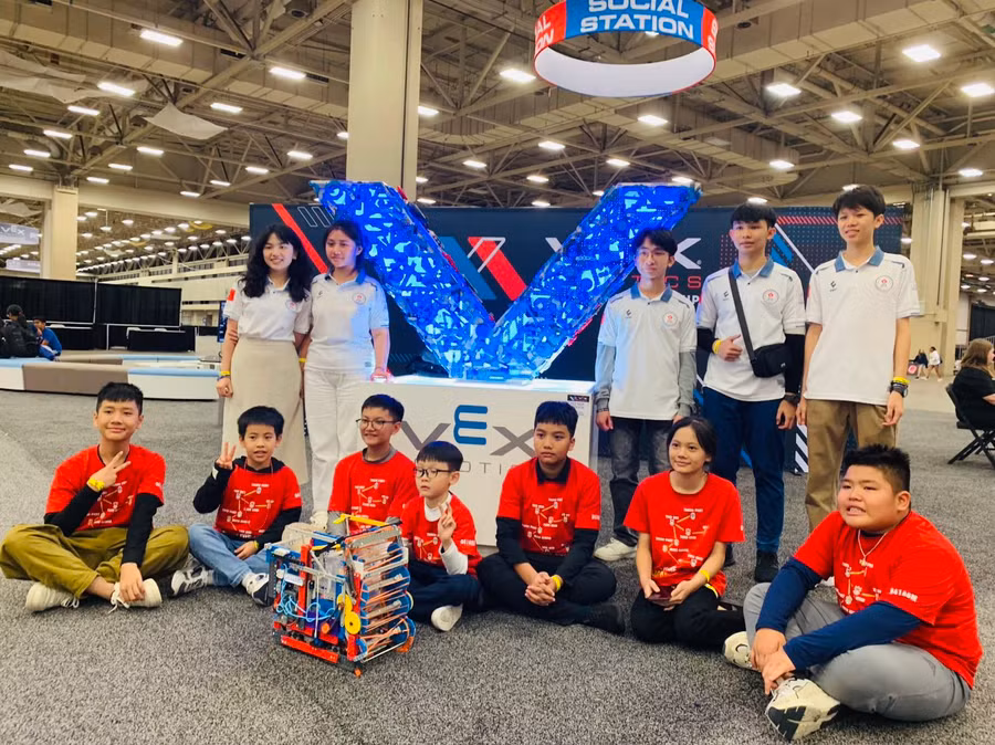 Học sinh Trường THCS & THPT Đông Du tham dự 1 cuộc thi quốc tế. (Ảnh: ĐD)