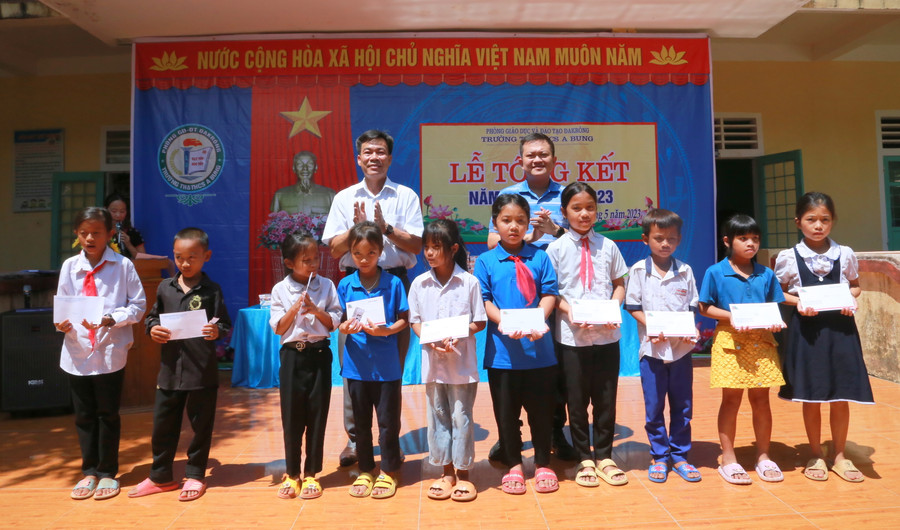 Đại diện Phòng GD&amp;ĐT huyện Đakrông trao quà động viên học sinh.