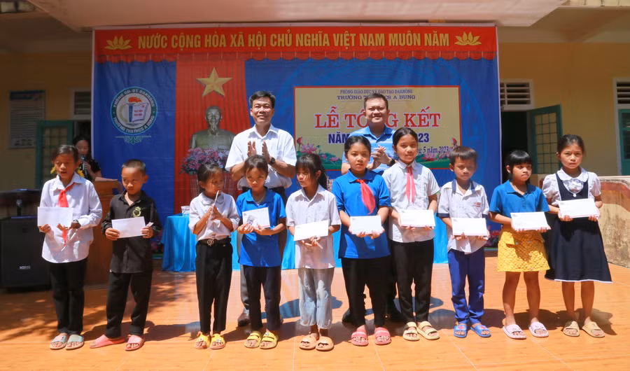 Đại diện Phòng GD&amp;ĐT huyện Đakrông trao quà động viên học sinh.