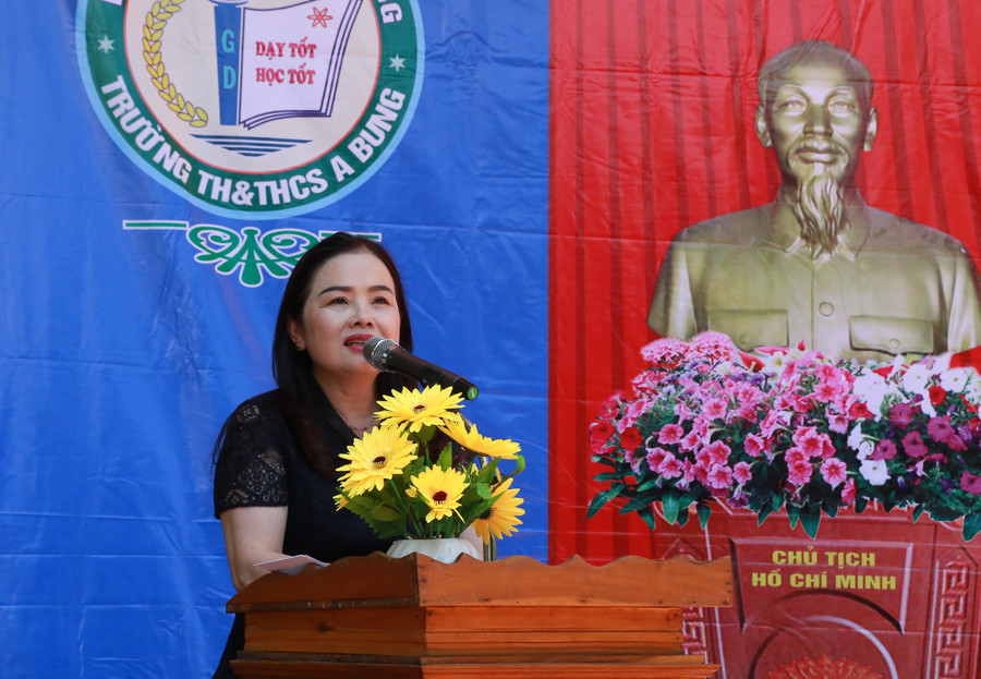 TS Lê Thị Hương, Giám đốc Sở GD&amp;ĐT Quảng Trị biểu dương những kết quả đạt được của thầy và trò Trường TH&amp;THCS A Bung.