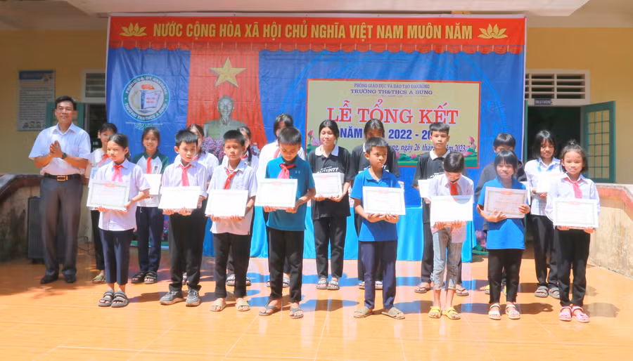 Ông Phan Văn Đức - Phó Phòng GD&amp;ĐT huyện Đakrông khen thưởng các học sinh.