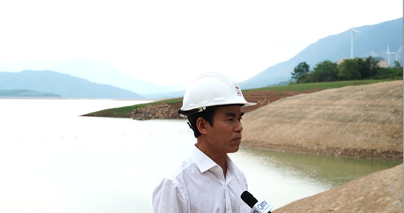 Ông Nguyễn Thanh Hùng – Giám đốc Công ty chia sẻ về công tác cấp nước cho vùng hạ du trong mùa kiệt.