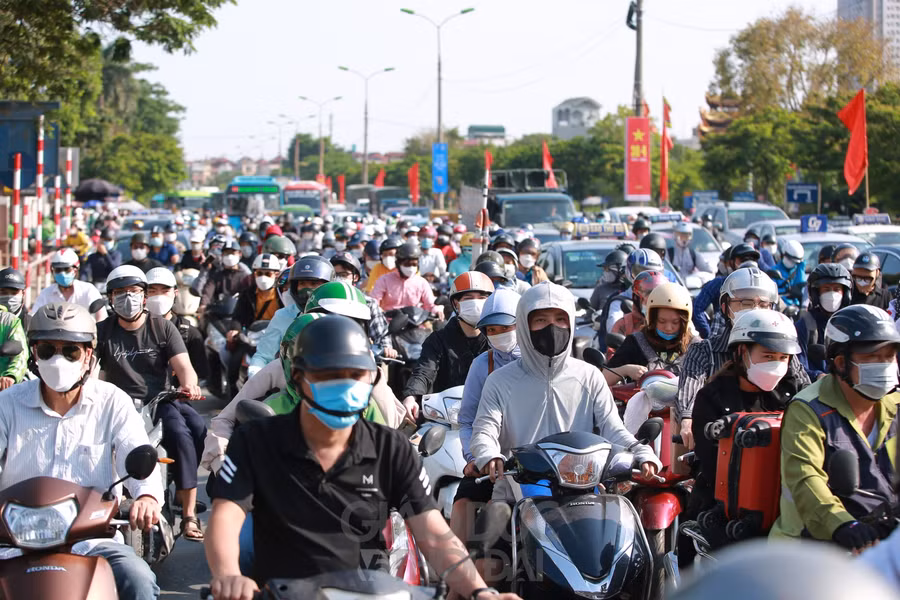 Tại Quốc lộ 1A cũ, đoạn bến xe Nước Ngầm có xảy ra hiện tượng ùn ứ do các phương tiện xe khách lớn ra vào khu vực.