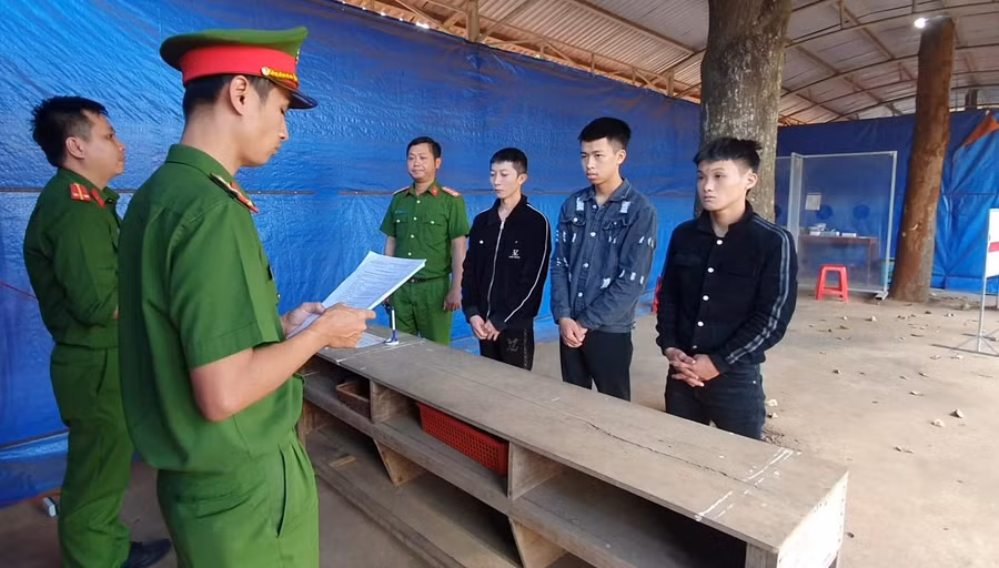 Cơ quan Công an thi hành lệnh bắt 3 đối tượng (ảnh: SĐ).