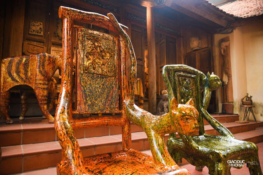 Nghệ nhân Tấn Phát cho biết; &apos;Tôi hy vọng qua những sản phẩm như thế này, có thể quảng bá rộng rãi hơn nữa nghề sơn mài và nghệ thuật thủ công đến với mọi người. Những sản phẩm cuối năm của tôi điều theo thị hiếu tìm kiếm mỗi năm của khách hàng, như sang năm là năm Quý Mão tôi đã cho ra những hình tượng có thể đưa vào nội thất trong gia đình của mọi người rất dễ dàng kèm công năng như: những chiếc hộp, khay, lọ và đặc biệt là những chiếc ghế để mọi người có thể ngồi lên.&apos;