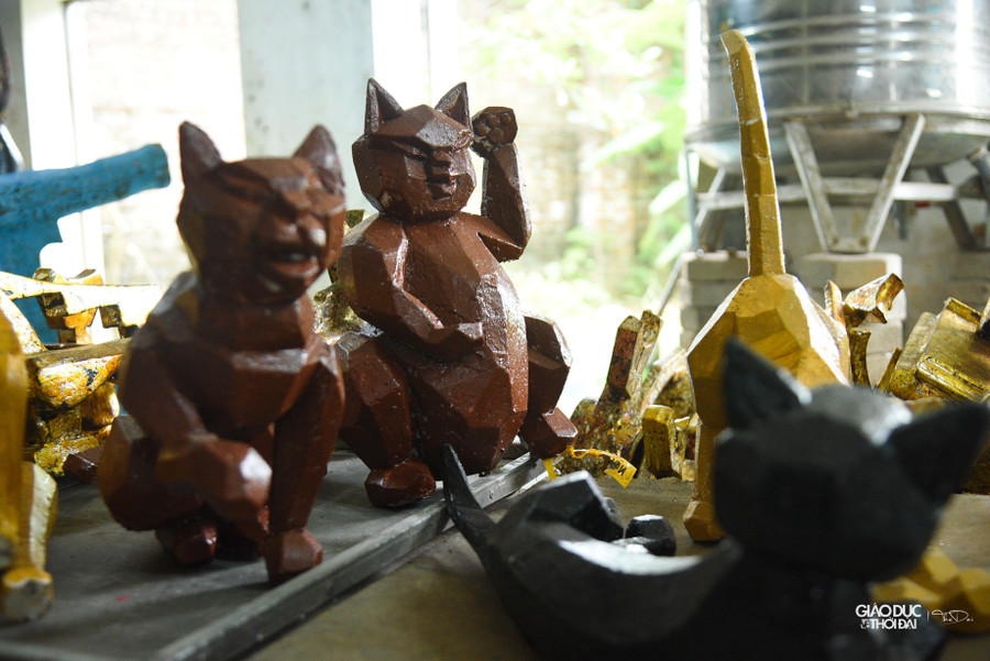 Sau khi được quét lớp sơn mài, các sản phẩm tiếp tục được khảm vỏ trứng trang trí hoặc khảm vỏ trai.