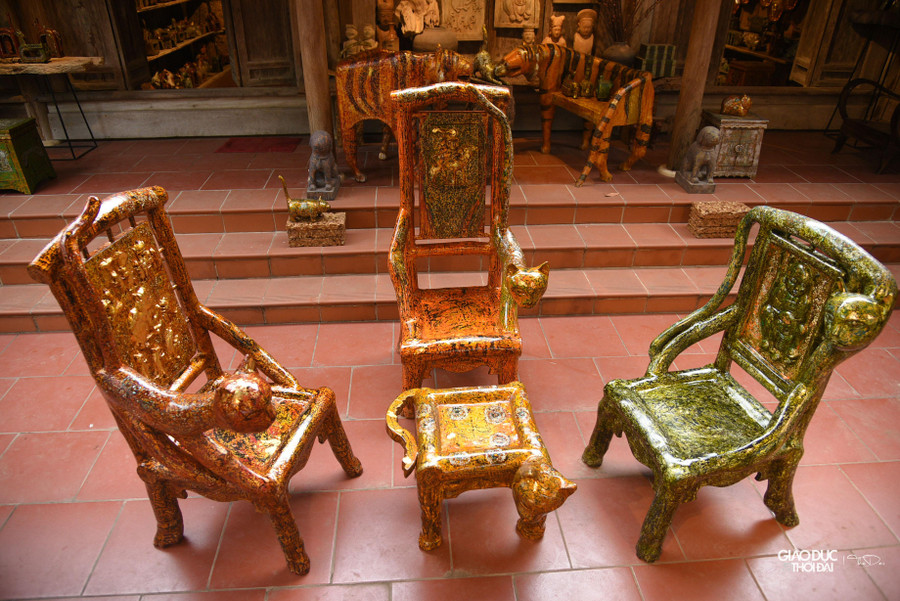 Nổi bậc trong bộ sưu tập lần này là bộ ghế gồm 7 chiếc, khắc họa 7 hình tượng chú mèo khác nhau, kèm theo đó là chiếc bàn có hình tượng con cá, hiện tại đã hoàn thành 3 chiếc còn 2 chiếc đang dựng mộc.