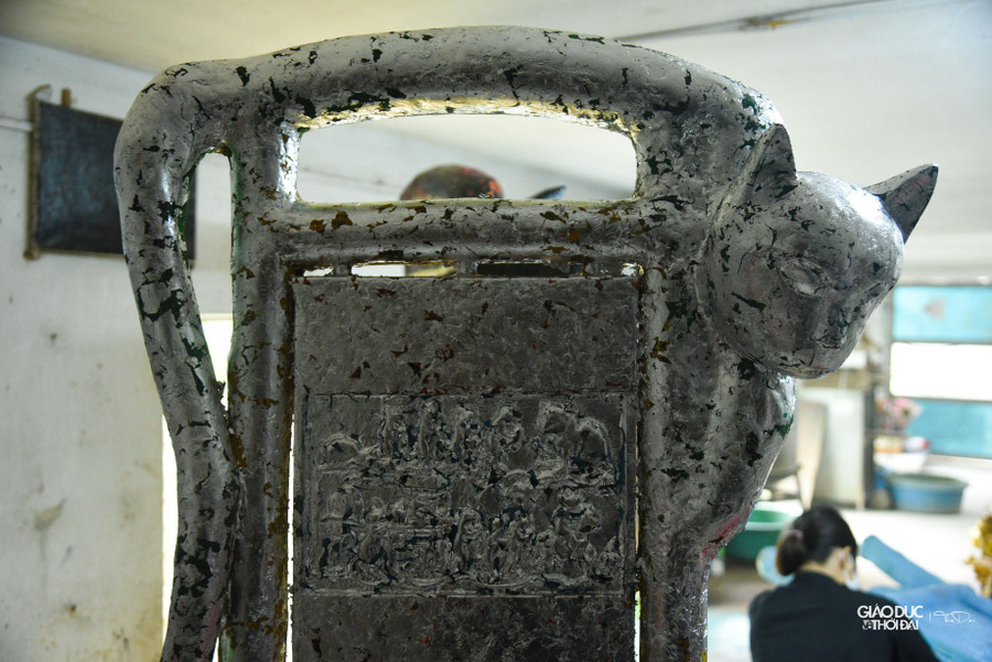 Hình tượng mèo được thiết kế là chiếc hộp, khi là lọ hoa, bàn trà, chiếc ghế.