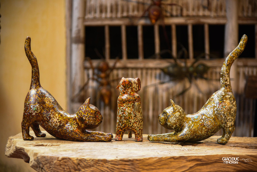 Được biết lý do anh chọn 2 loại vật liệu trên để khảm là vì xem đó như một cách để kêu gọi mọi người bảo vệ môi trường.