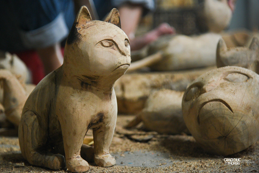 Mỗi sản phẩm phải trải qua hàng chục công đoạn, từ lên ý tưởng, rồi đục, đẽo tạo dáng cho khối gỗ, sau đó phủ lên nhiều lớp sơn, phơi khô, đánh bóng, khảm trai, vẽ tạo tác... nên nhanh thì vài ngày, lâu thì cả tháng mới xong.