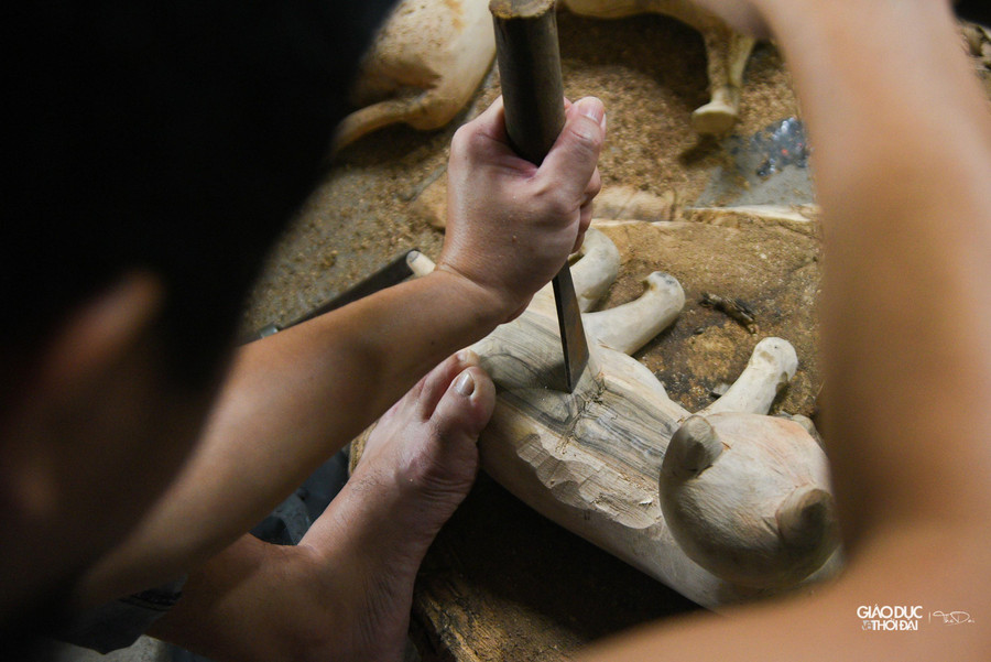 Mỗi sản phẩm phải trải qua hàng chục công đoạn, từ lên ý tưởng, rồi đục, đẽo tạo dáng cho khối gỗ, sau đó phủ lên nhiều lớp sơn, phơi khô, đánh bóng, khảm trai, vẽ tạo tác... nên nhanh thì vài ngày, lâu thì cả tháng mới xong.