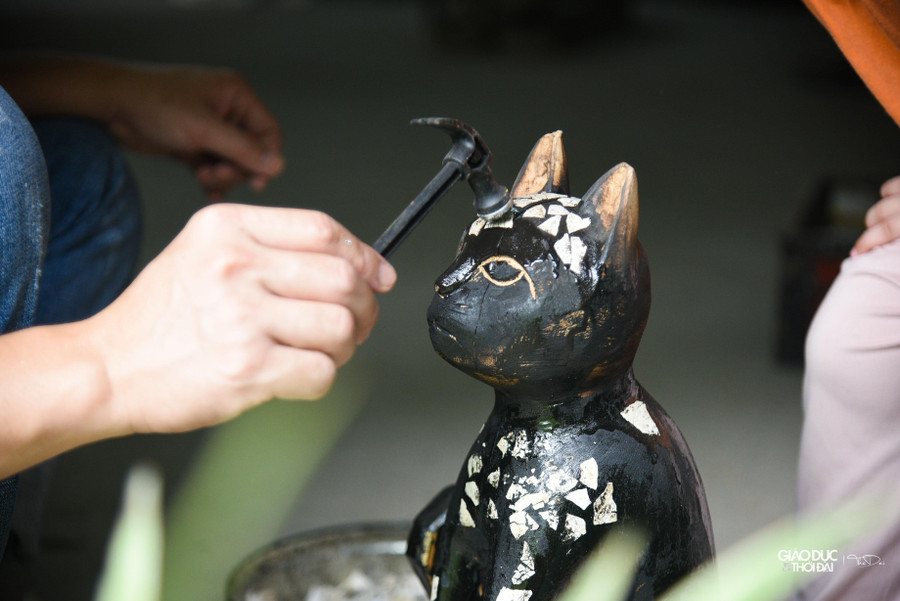 Sau khi được quét lớp sơn mài, các sản phẩm tiếp tục được khảm vỏ trứng trang trí hoặc khảm vỏ trai.