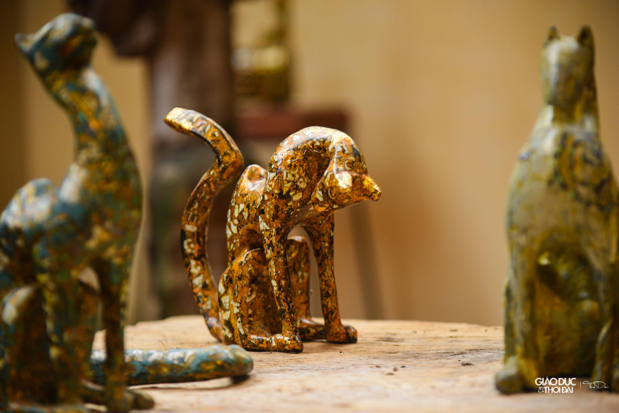 Được biết lý do anh chọn 2 loại vật liệu trên để khảm là vì xem đó như một cách để kêu gọi mọi người bảo vệ môi trường.