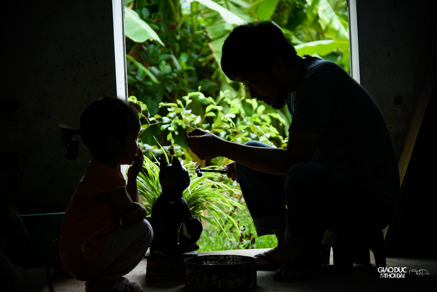 Sau khi được quét lớp sơn mài, các sản phẩm tiếp tục được khảm vỏ trứng trang trí hoặc khảm vỏ trai.