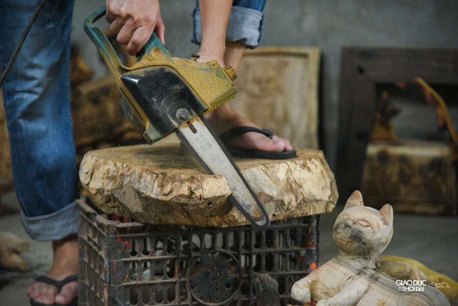 Mỗi sản phẩm phải trải qua hàng chục công đoạn, từ lên ý tưởng, rồi đục, đẽo tạo dáng cho khối gỗ, sau đó phủ lên nhiều lớp sơn, phơi khô, đánh bóng, khảm trai, vẽ tạo tác... nên nhanh thì vài ngày, lâu thì cả tháng mới xong.