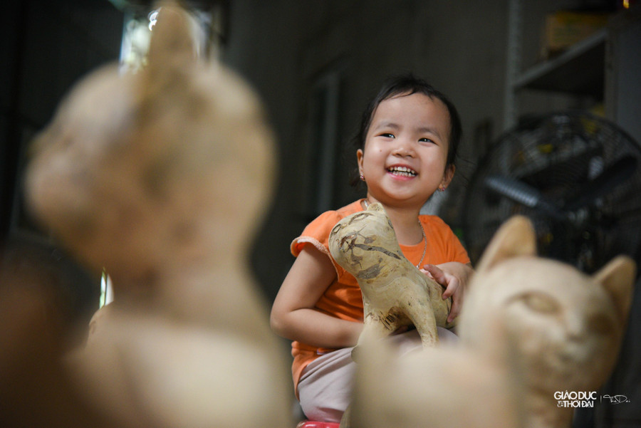 Những công đoạn tạo hình hoàn toàn thủ công tạo nên những nét rất riêng của từng sản phẩm mà không có sản phẩm nào giống nhau.