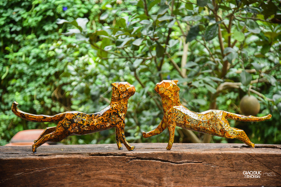 Được biết lý do anh chọn 2 loại vật liệu trên để khảm là vì xem đó như một cách để kêu gọi mọi người bảo vệ môi trường.