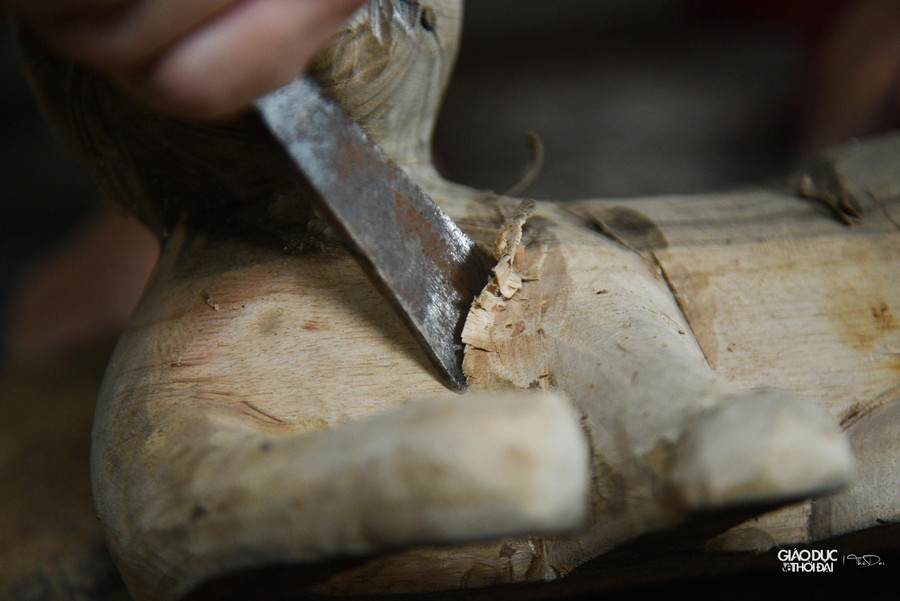 Mỗi sản phẩm phải trải qua hàng chục công đoạn, từ lên ý tưởng, rồi đục, đẽo tạo dáng cho khối gỗ, sau đó phủ lên nhiều lớp sơn, phơi khô, đánh bóng, khảm trai, vẽ tạo tác... nên nhanh thì vài ngày, lâu thì cả tháng mới xong.