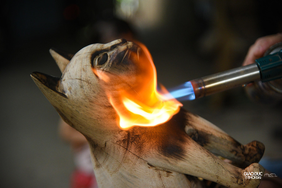 Những công đoạn tạo hình hoàn toàn thủ công tạo nên những nét rất riêng của từng sản phẩm mà không có sản phẩm nào giống nhau.