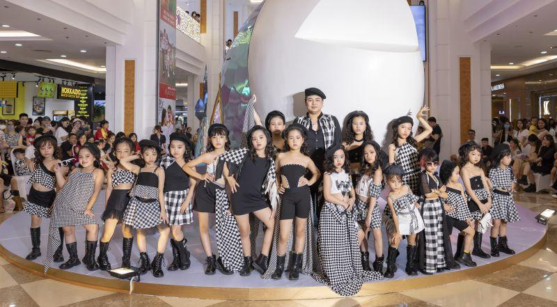 Nhà thiết kế Phạm Bách Sam đem đến BST Contrast đầy phá cách. Nhà thiết kế Phạm Bách Sam đem đến BST Contrast đầy phá cách.