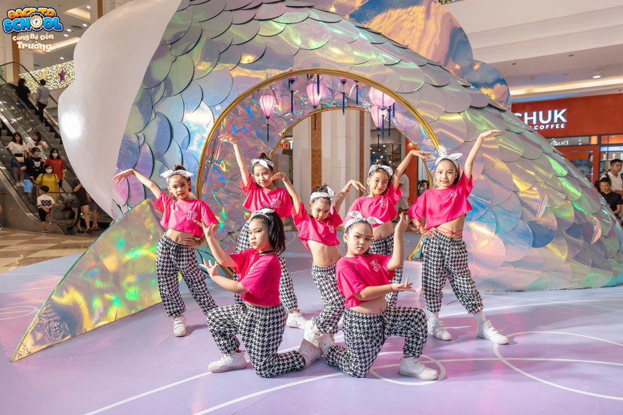 Tiết mục nhảy hiện đại đầy sôi động của các bạn nhỏ. Tiết mục nhảy hiện đại đầy sôi động của các bạn nhỏ.