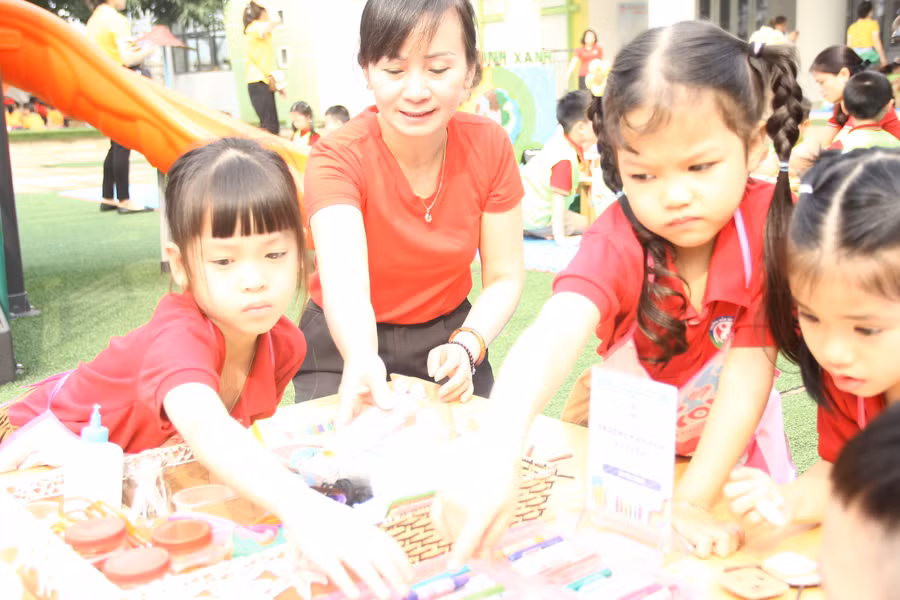 Ngày hội sáng tạo cho trẻ mầm non quận Tây Hồ (Hà Nội).