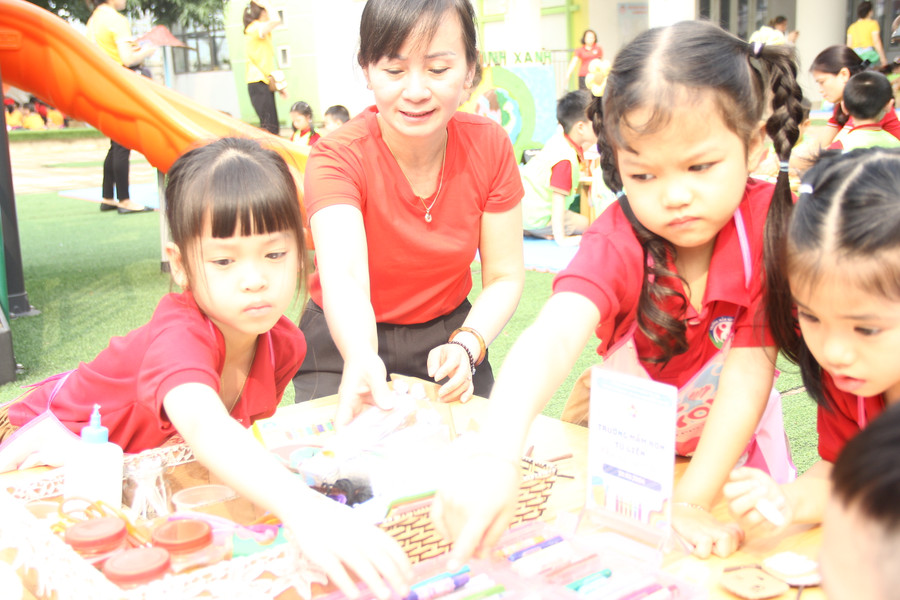 Giáo viên và trẻ mầm non quận Tây Hồ trong một hoạt động giáo dục.