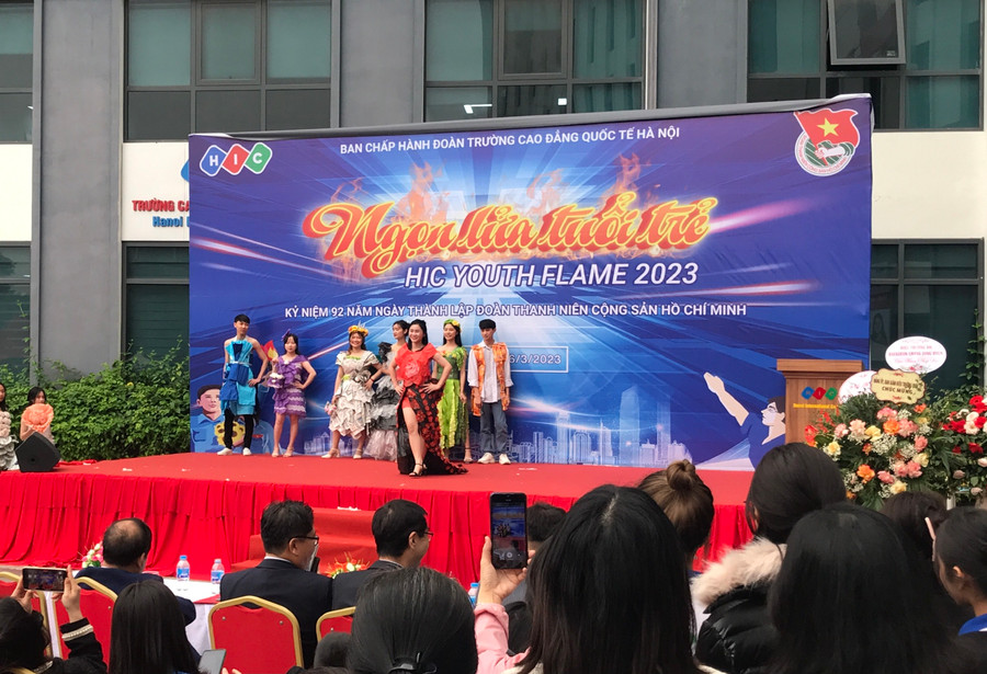 Màn trình diễn thời trang bằng vật liệu tái chế nhằm giáo dục ý thức bảo vệ môi trường.