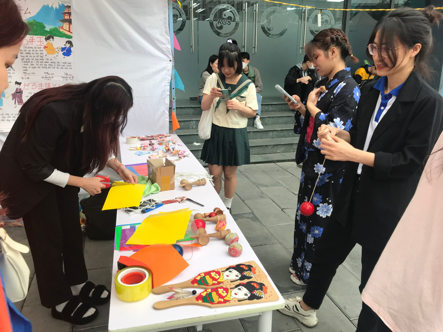 Những đồ chơi, vật liệu trang trí mang đặc trưng các ngành đào tạo.