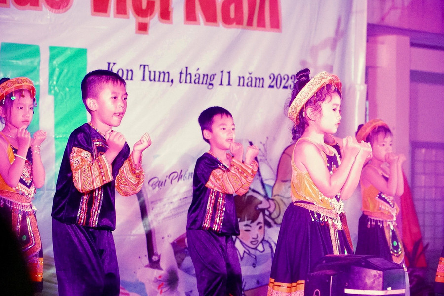 Học sinh lớp 1 tự tin trình diễn văn nghệ. Học sinh lớp 1 tự tin trình diễn văn nghệ.