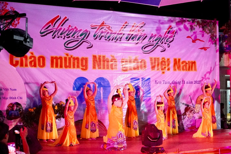 Những tiết mục văn nghệ tri ân thầy, cô giáo. Những tiết mục văn nghệ tri ân thầy, cô giáo.