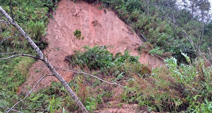 Đường Đông Trường Sơn bị sạt lở taluy dương khiến 1.500m3 đất, đá tràn ra mặt đường.