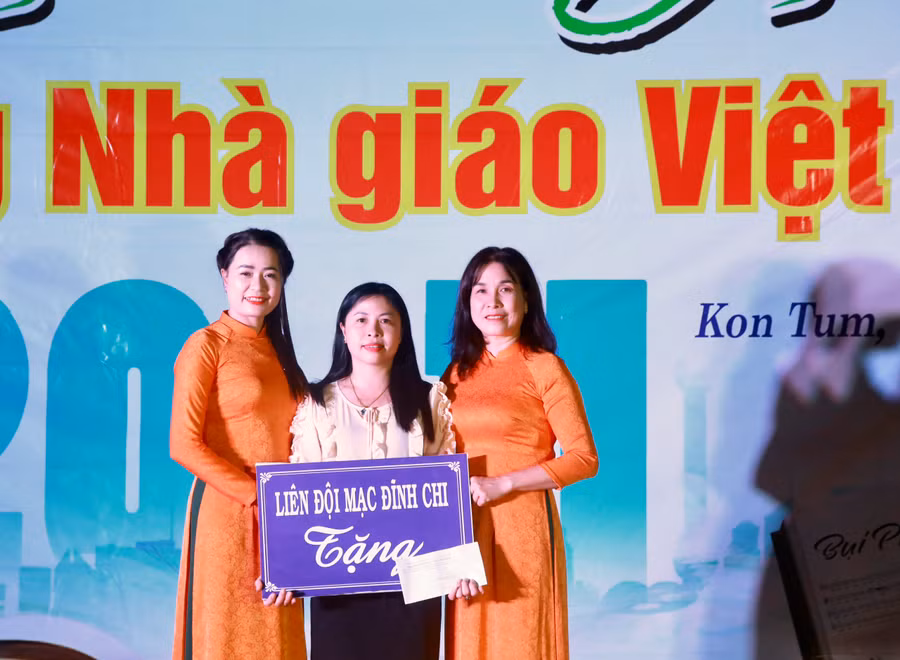 Trường Tiểu học Mạc Đĩnh Chi trao tặng 30 thẻ Bảo hiểm y tế cho học sinh dân tộc thiểu số của Trường Tiểu học Phùng Khắc Khoan.