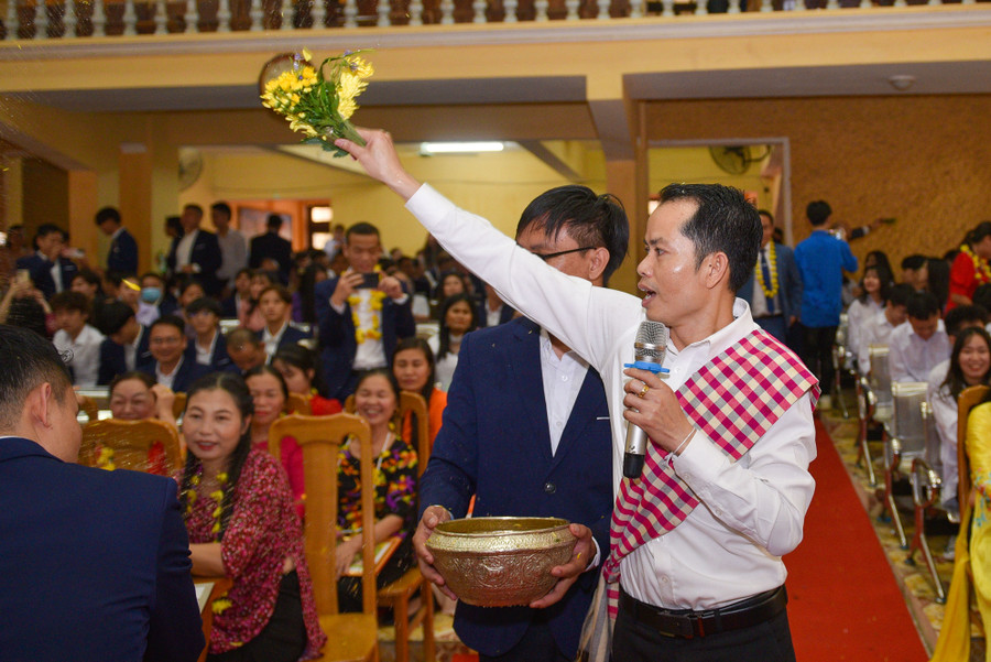 Sau lễ cúng, chủ lễ té nước thơm lên người khách và những người tham dự, sau đó, mọi người sẽ cùng té nước.