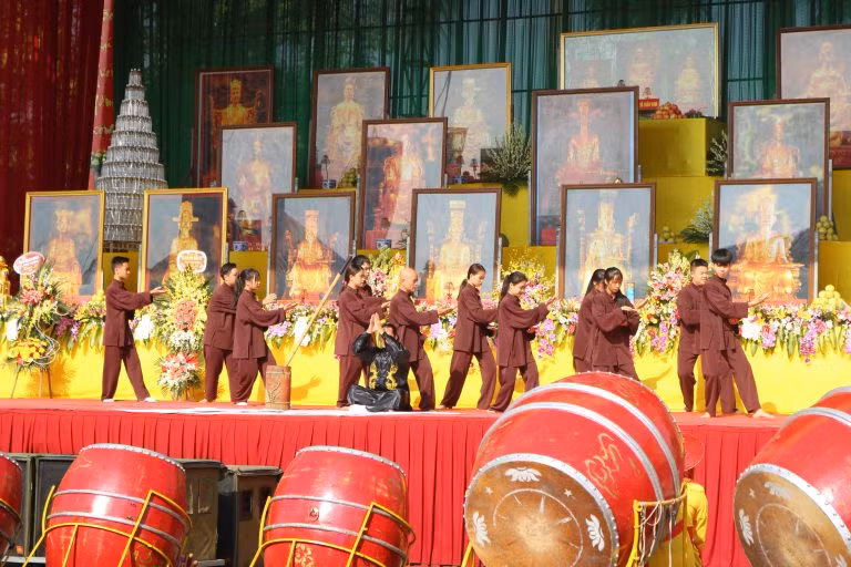 CLB Thiền Dưỡng sinh Tâm thể Trần Nhân Tông trong tiết mục “Tiếp thụ và khơi sáng dòng thiền Phật Hoàng” tại “Đại lễ Giỗ Đức Hoằng Nghị Đại Vương”.
