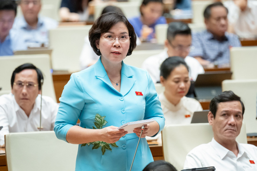 Đại biểu Trần Thị Thanh Lam (Đoàn ĐBQH tỉnh Bến Tre) chất vấn Bộ trưởng Bộ Công Thương Nguyễn Hồng Diên. Đại biểu Trần Thị Thanh Lam (Đoàn ĐBQH tỉnh Bến Tre) chất vấn Bộ trưởng Bộ Công Thương Nguyễn Hồng Diên.