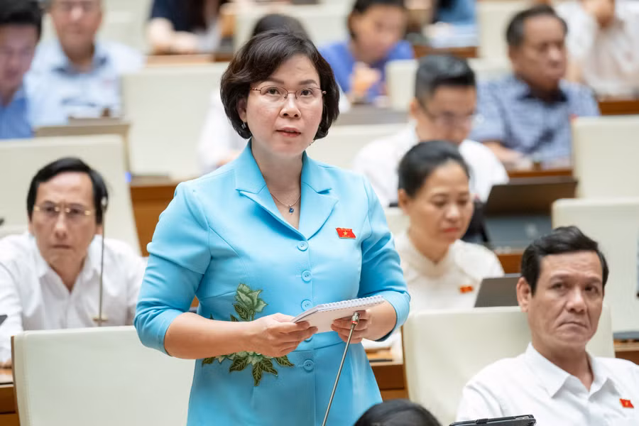 Đại biểu Trần Thị Thanh Lam (Đoàn ĐBQH tỉnh Bến Tre) chất vấn Bộ trưởng Bộ Công Thương Nguyễn Hồng Diên.