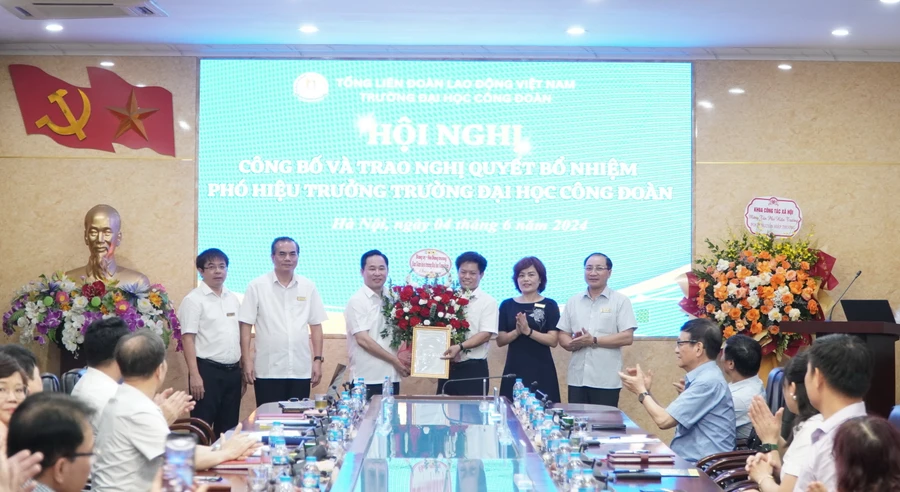 Đảng ủy, Hội đồng trường, Ban Giám hiệu tặng hoa chúc mừng tân Phó Hiệu trưởng Nguyễn Hiệp Thương.