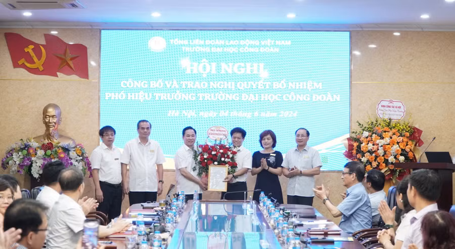 Đảng ủy, Hội đồng trường, Ban Giám hiệu tặng hoa chúc mừng tân Phó Hiệu trưởng Nguyễn Hiệp Thương.