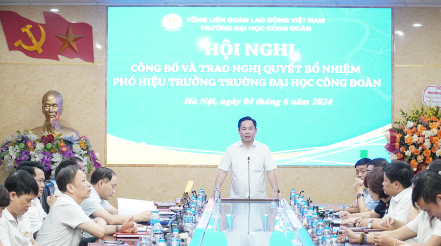 PGS.TS Lê Mạnh Hùng - Hiệu trưởng Trường ĐH Công đoàn phát biểu chúc mừng PGS.TS Nguyễn Hiệp Thương.