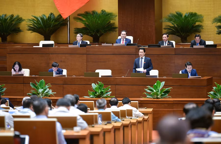 Bộ trưởng Bộ Tài nguyên và Môi trường Đặng Quốc Khánh trả lời chất vấn của ĐBQH.