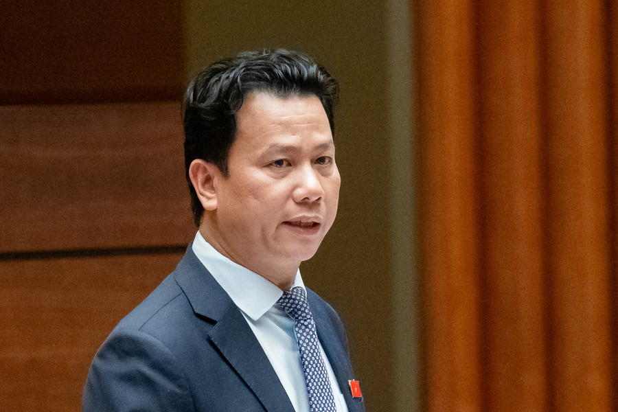 Bộ trưởng Bộ Tài nguyên và Môi trường Đặng Quốc Khánh trả lời chất vấn, sáng 4/6.
