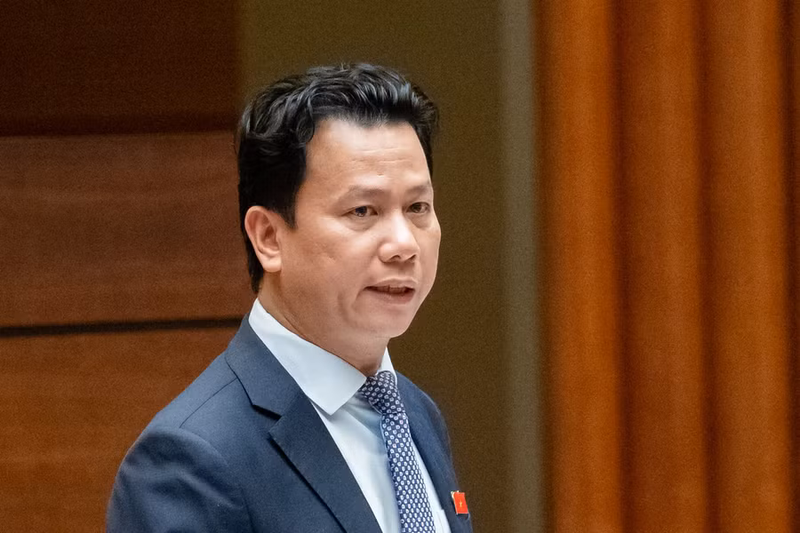 Bộ trưởng Bộ Tài nguyên và Môi trường Đặng Quốc Khánh trả lời chất vấn, sáng 4/6.
