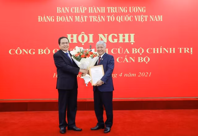 Ông Trần Thanh Mẫn trao quyết định và tặng hoa chúc mừng ông Đỗ Văn Chiến. Ảnh: Đại đoàn kết