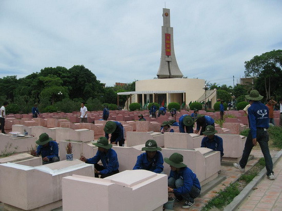 Hoạt động tình nguyện tại Nghĩa trang liệt sỹ