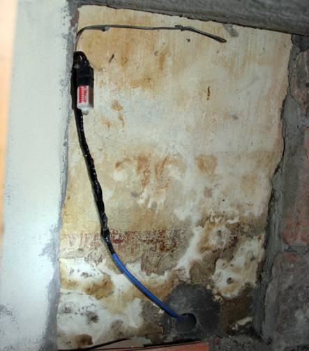 Chíp điện tử được nằm sâu dưới gầm bàn trong phòng điều hành Chíp điện tử được nằm sâu dưới gầm bàn trong phòng điều hành phía trong