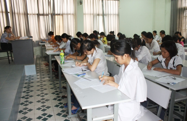 Nghiêm túc làm bài. Ảnh: gdtd.vn