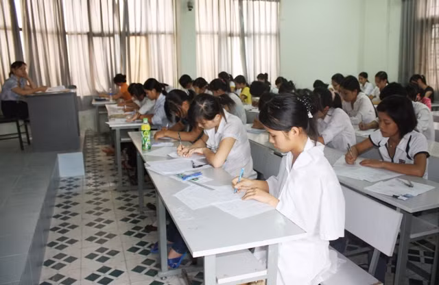 Nghiêm túc làm bài. Ảnh: gdtd.vn