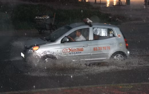 Mưa đổ xuống, ít lâu sau đường đã nổi nước, có thể coi đây là cơn mưa vàng mưa bạc cho những cánh đồng đang khát. Ảnh, gdtd.vn